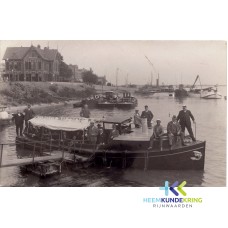 Tolkamer 1920 Lobithse notabelen gaan varen ,voorop zittend Herman Gerritsen ( Oerang) en Spekking Coll. G.B.Janssen
